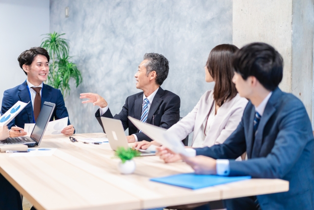 顧客と対等な立場で